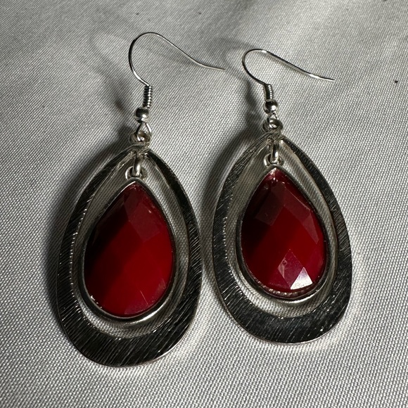 Silvertone teardrop style red bead earrings - Picture 3 of 4